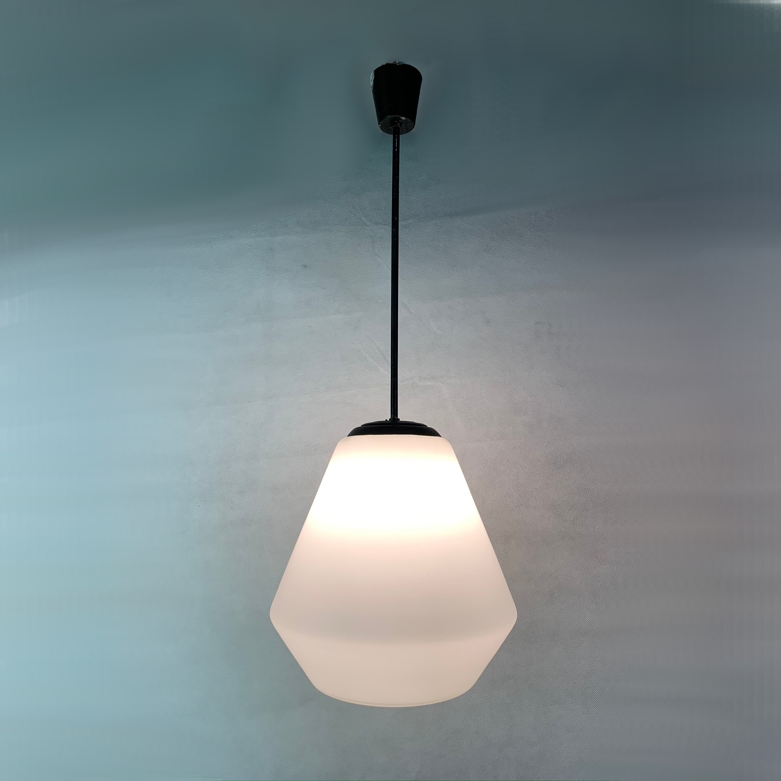 Lampade a sospensione in vetro opalino (x8)<br> Italia, anni 50 - immagine 2