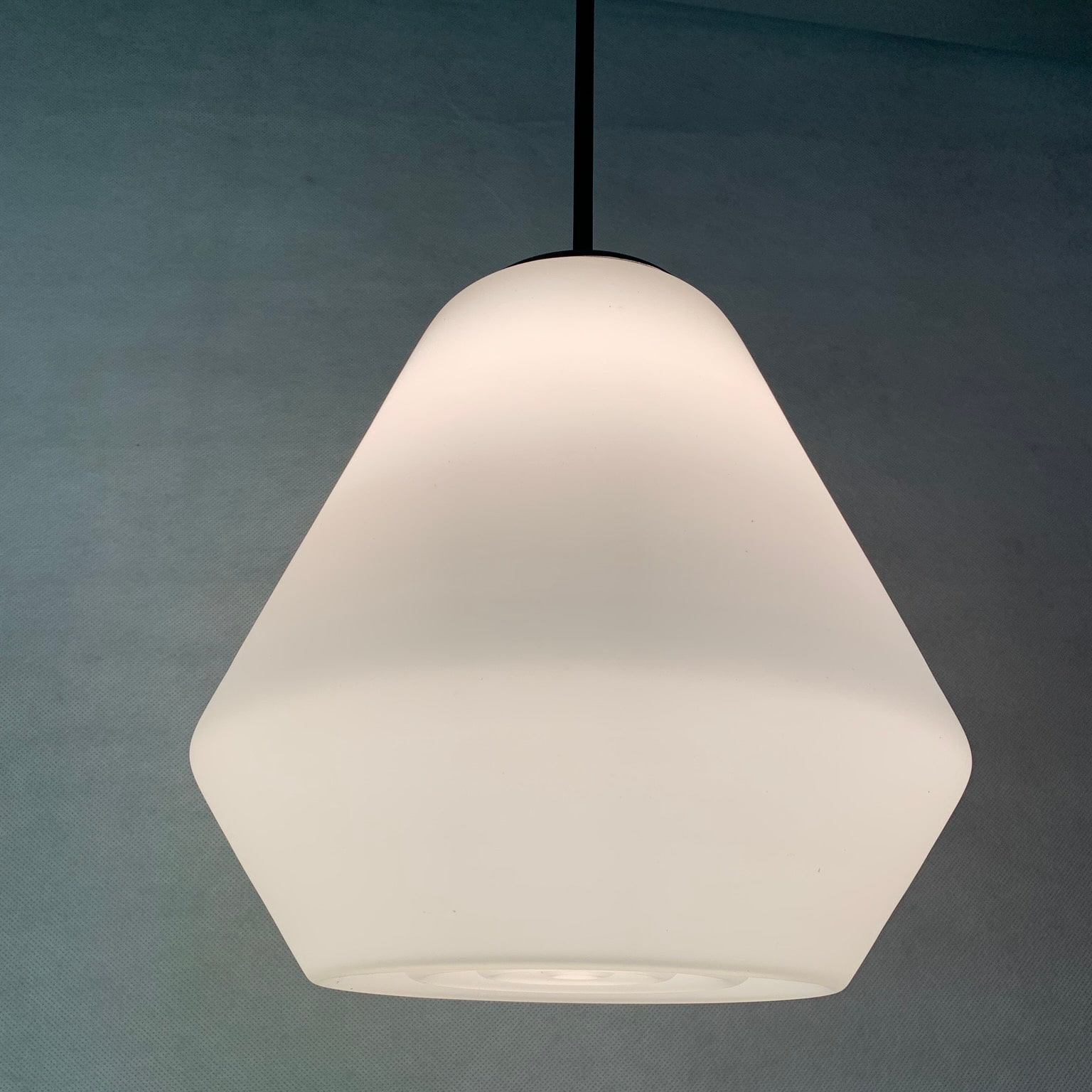 Lampade a sospensione in vetro opalino (x8)<br> Italia, anni 50 - immagine 5