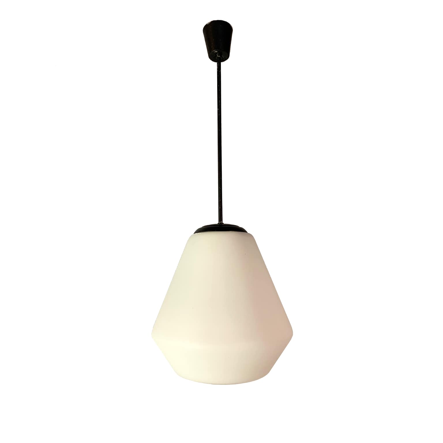 Lampade a sospensione in vetro opalino (x8)<br> Italia, anni 50