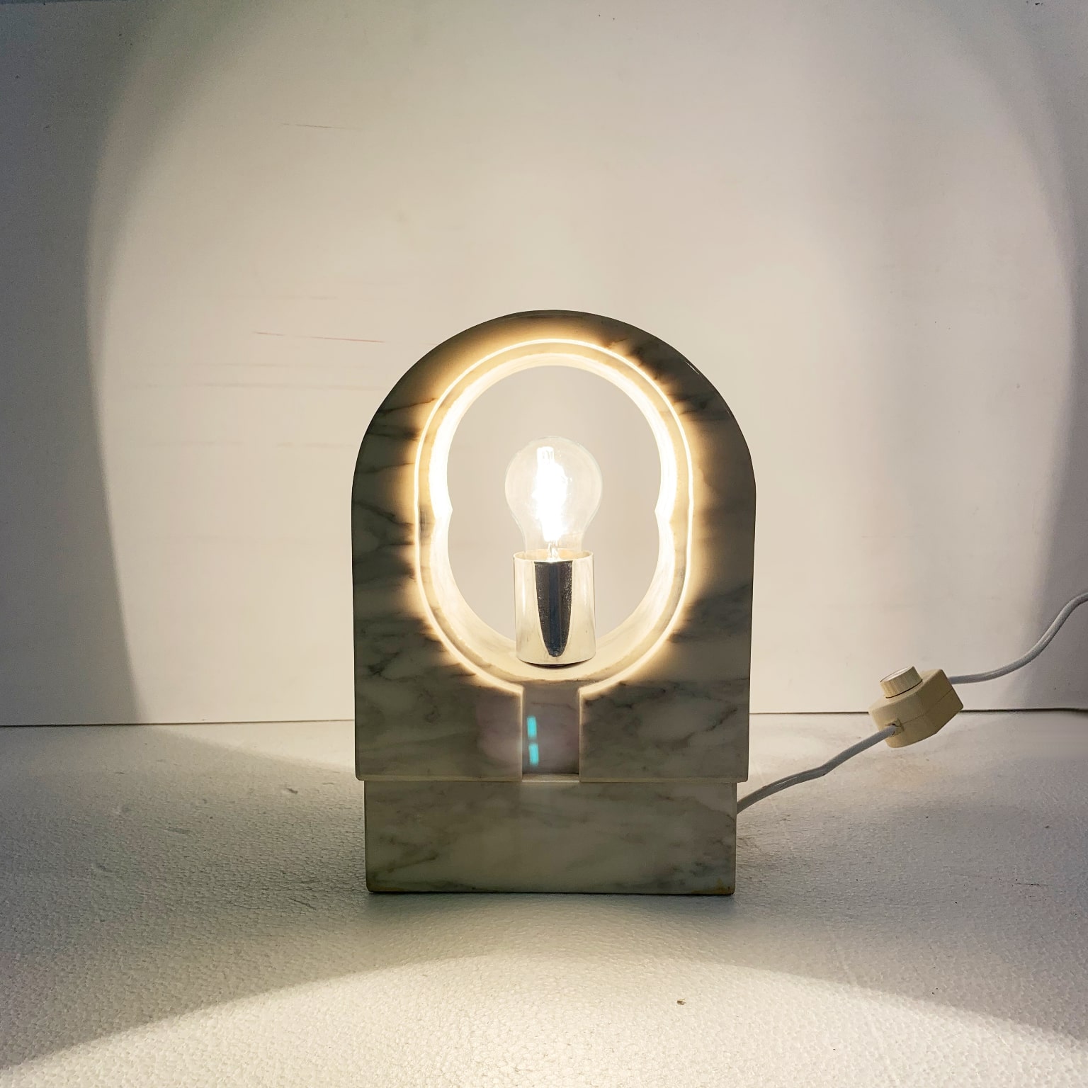 Reggiani <br> Lampada da appoggio in marmo anni 60