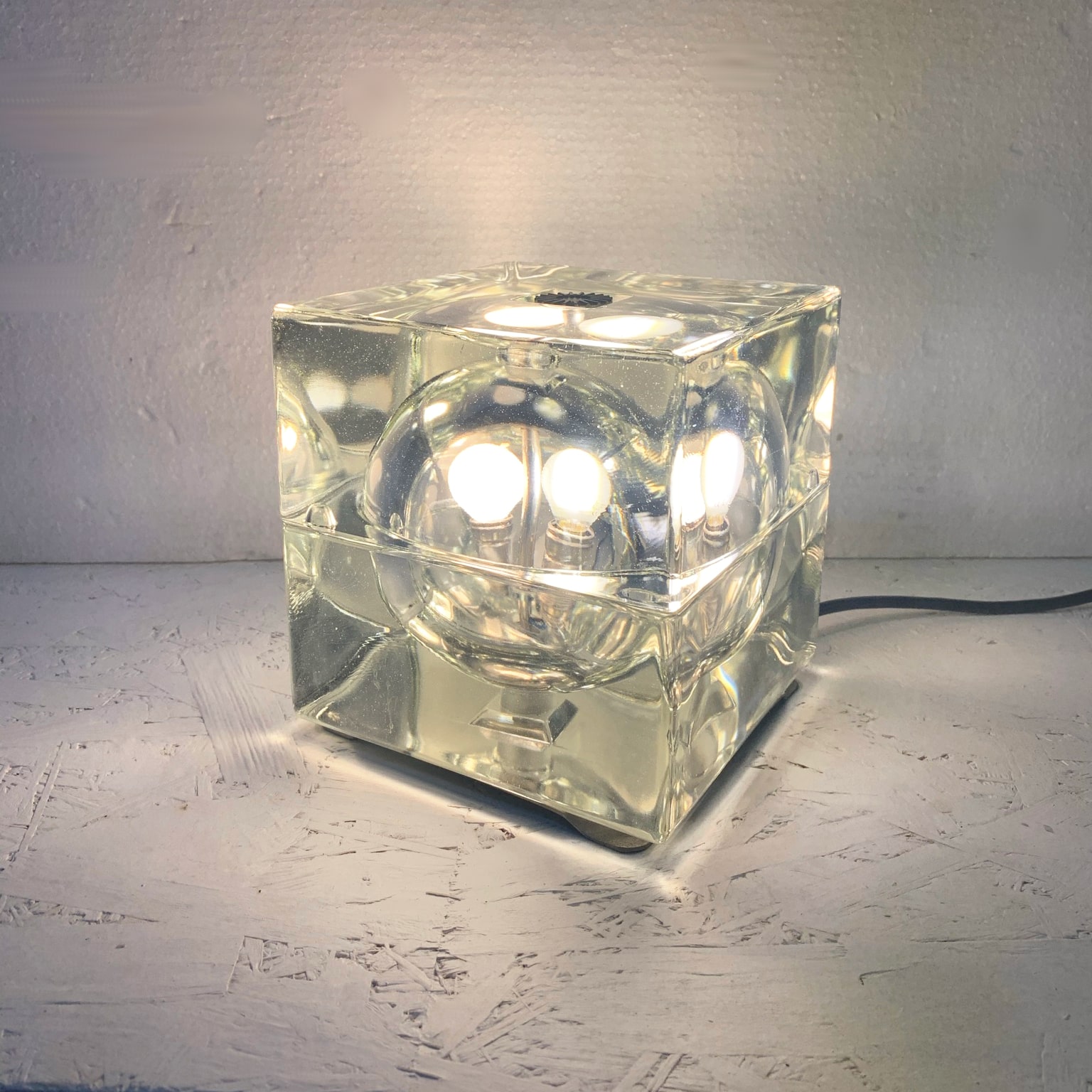 Alessandro Mendini <br> Lampada da appoggio mod. Cubosfera