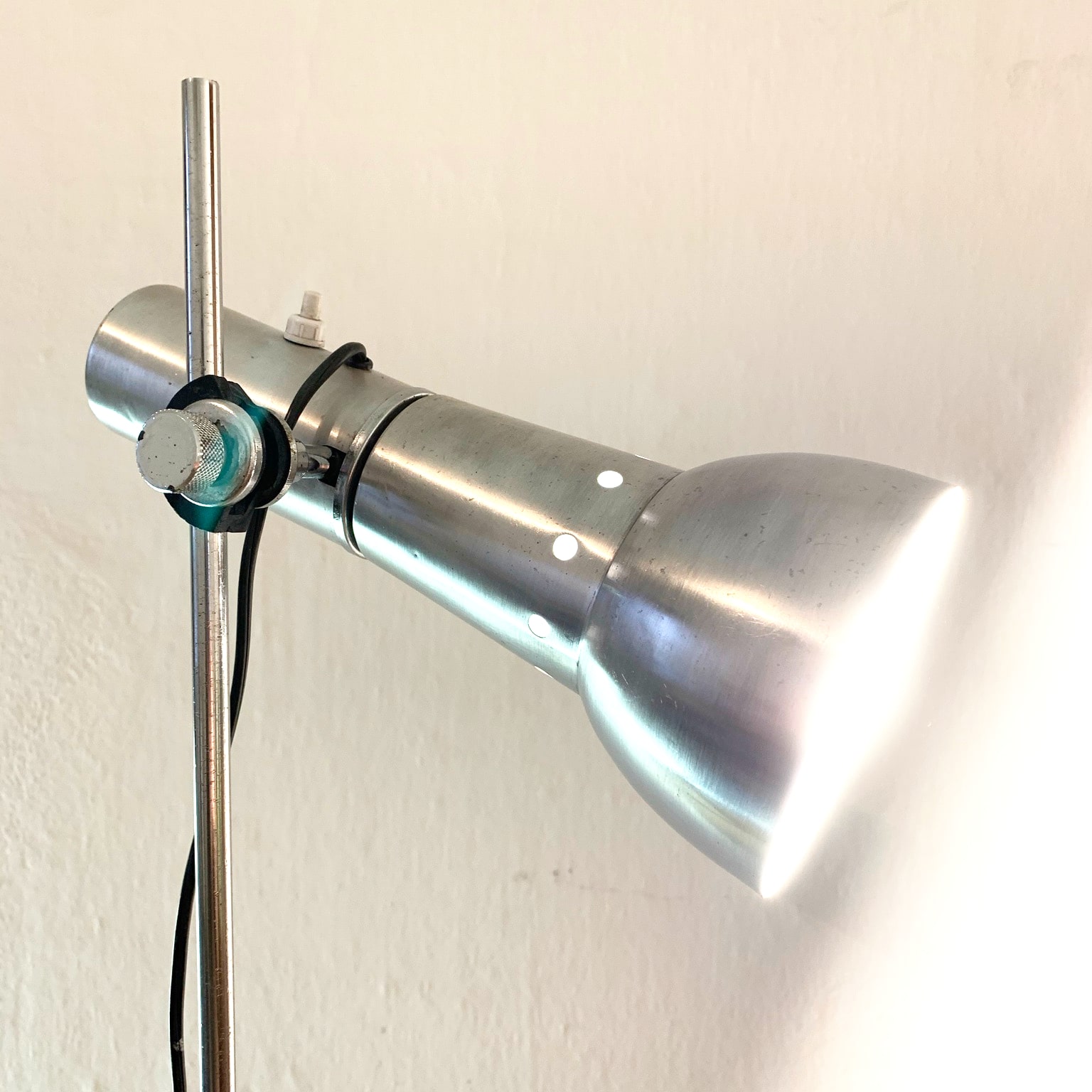 Stilnovo attr.<br> Lampada da terra con faretto orientabile anni 60 - immagine 2