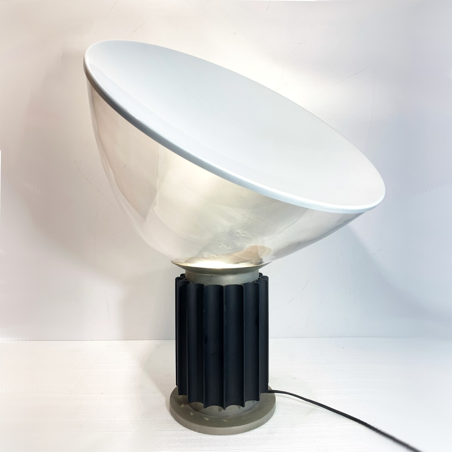 Achille & Piergiacomo Castiglioni per Flos, 1962 <br> Lampada da appoggio mod. Taccia