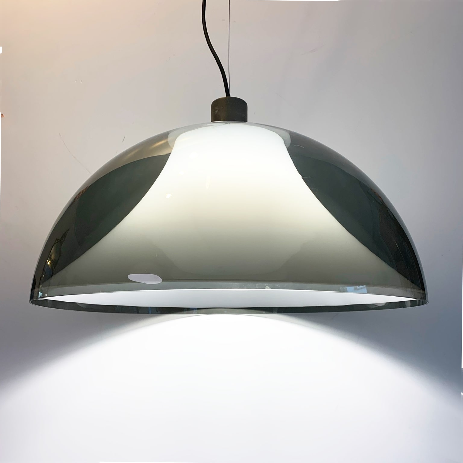 Lampada a sospensione con doppia calotta in perspex <br> Stilux attr. anni 60