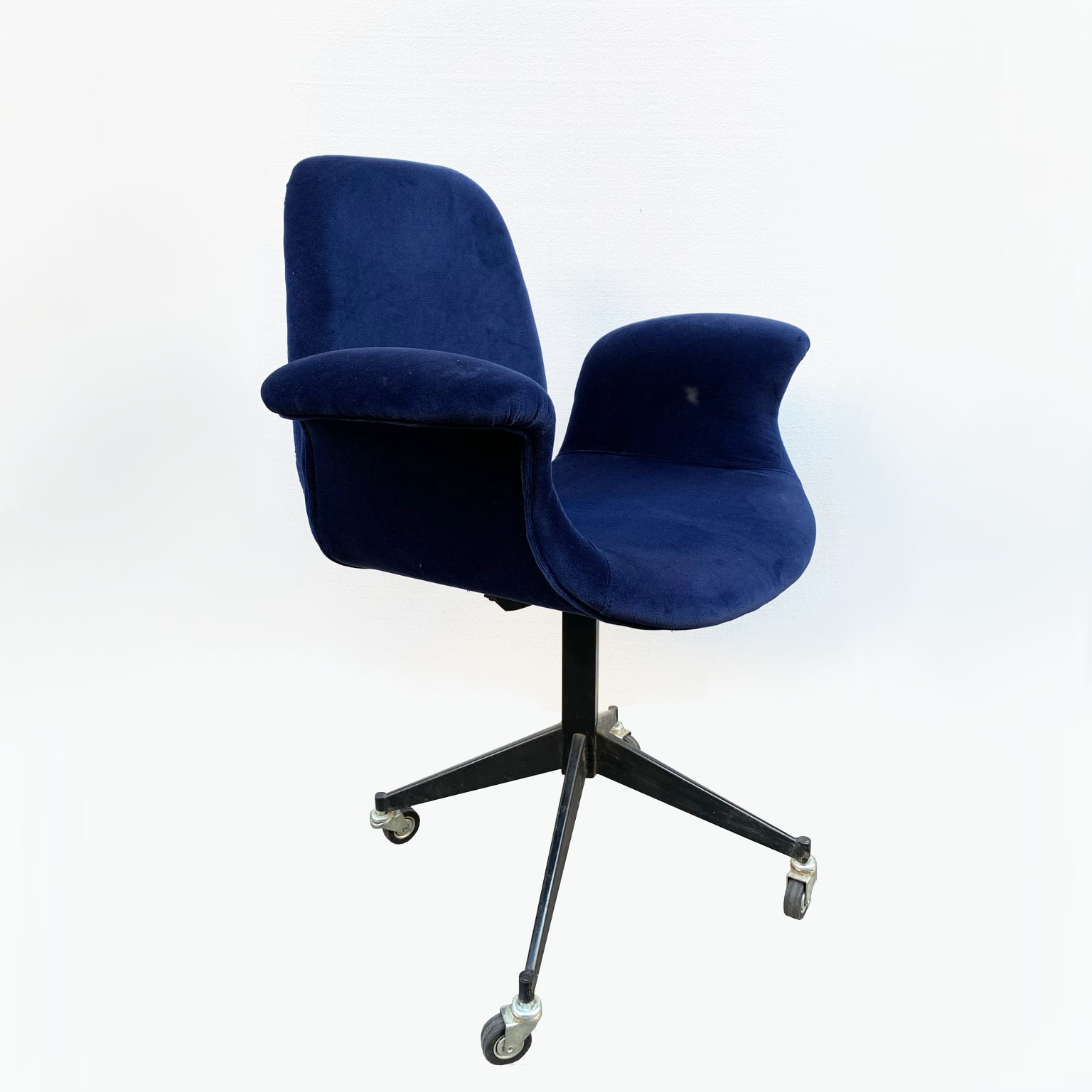 Poltroncina con rotelle rivestita in velluto <br> Italia anni 60 - immagine 2