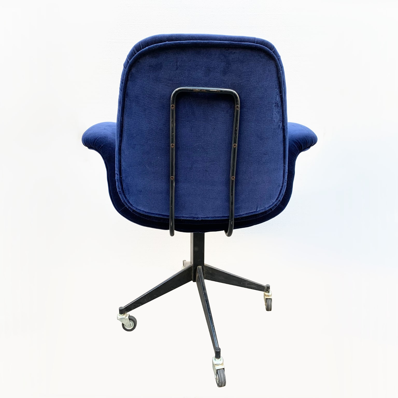Poltroncina con rotelle rivestita in velluto <br> Italia anni 60 - immagine 3