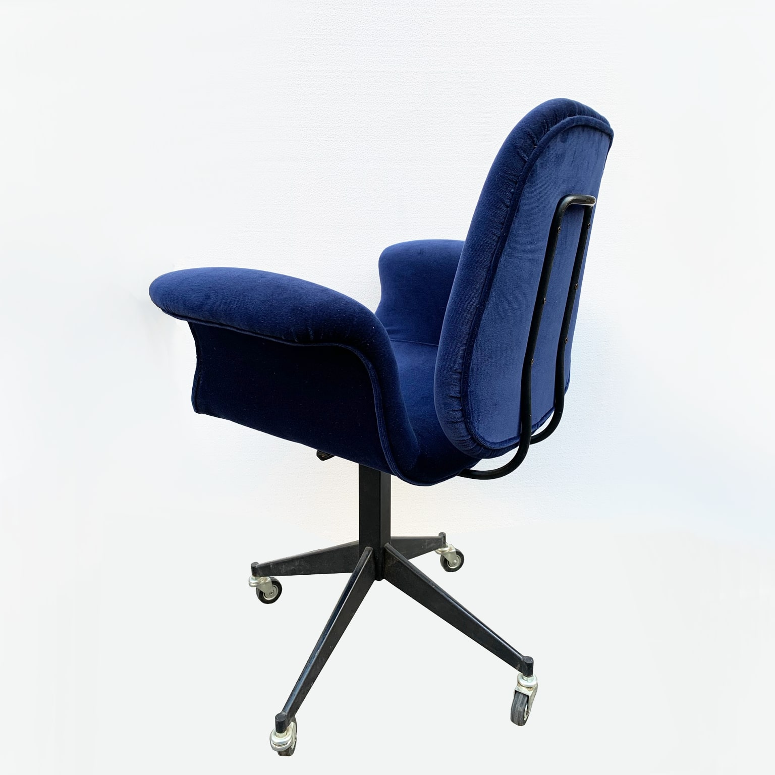 Poltroncina con rotelle rivestita in velluto <br> Italia anni 60 - immagine 4