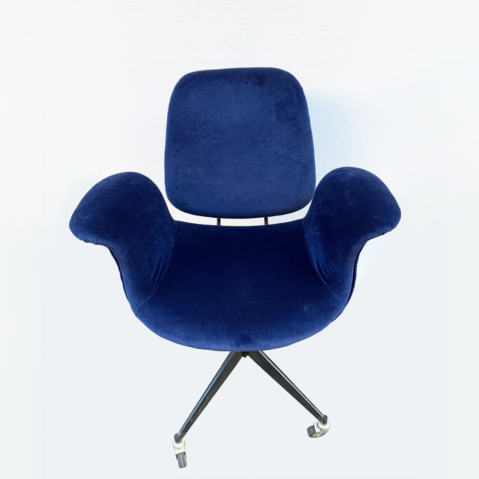Poltroncina con rotelle rivestita in velluto <br> Italia anni 60 - immagine 5