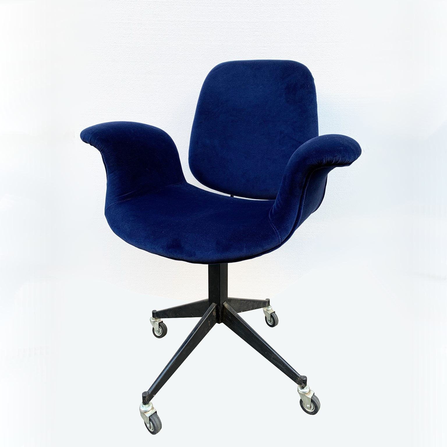 Poltroncina con rotelle rivestita in velluto <br> Italia anni 60