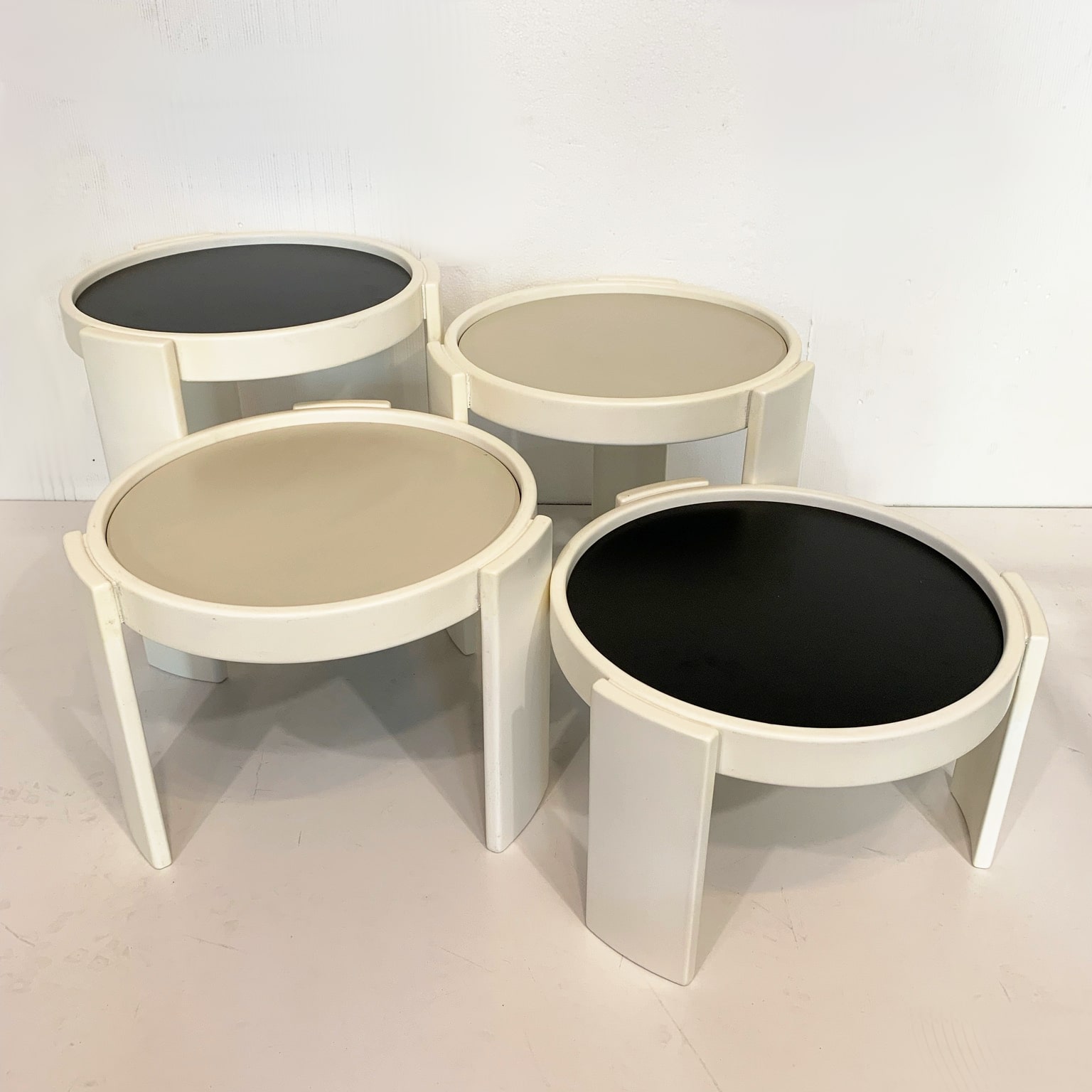Gianfranco Frattini per Cassina <br> Set di 4 tavolini ad incastro mod. 780 - immagine 2