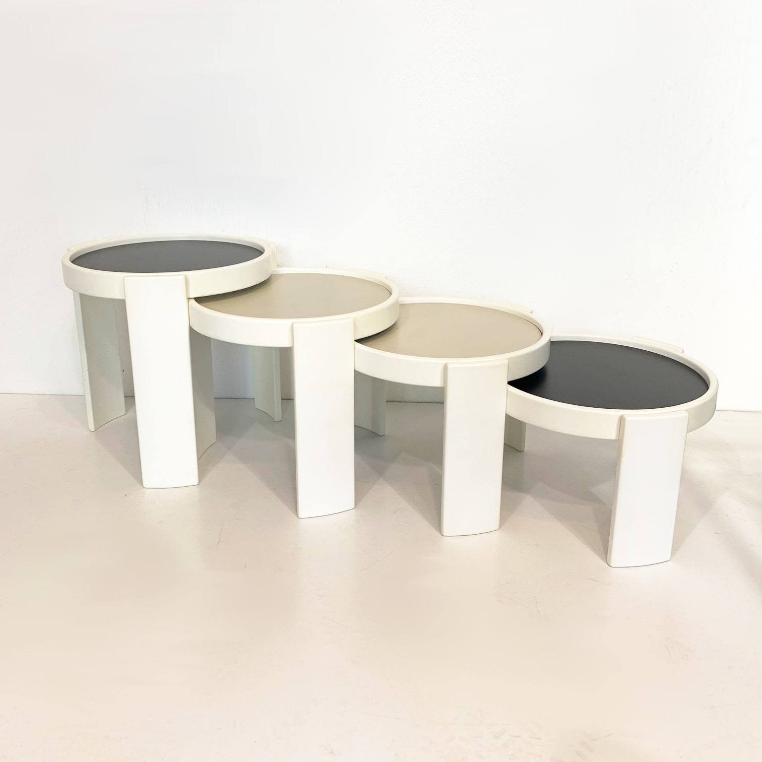 Gianfranco Frattini per Cassina <br> Set di 4 tavolini ad incastro mod. 780 - immagine 4