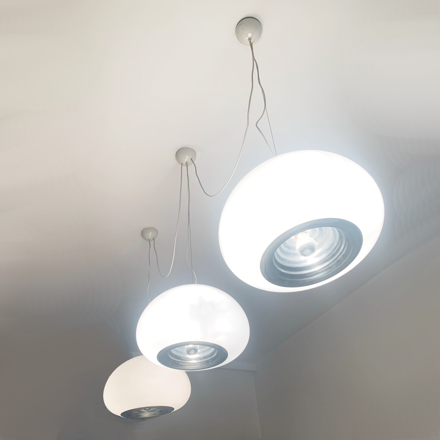 Achille e Piergiacomo Castiglioni per Flos <br> Set di 3 lampade ma sospensione mod. Black and White - immagine 2