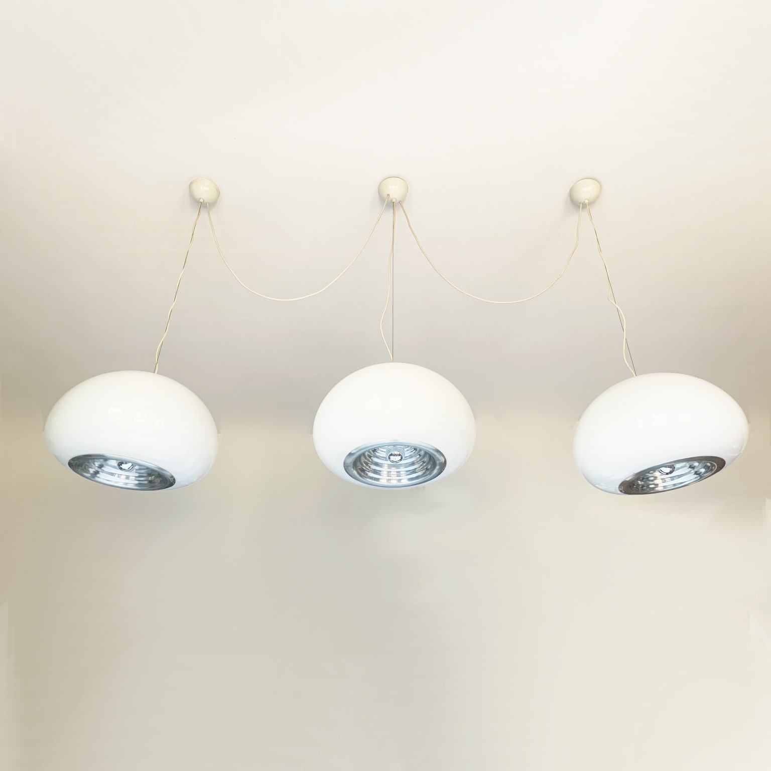 Achille e Piergiacomo Castiglioni per Flos <br> Set di 3 lampade ma sospensione mod. Black and White