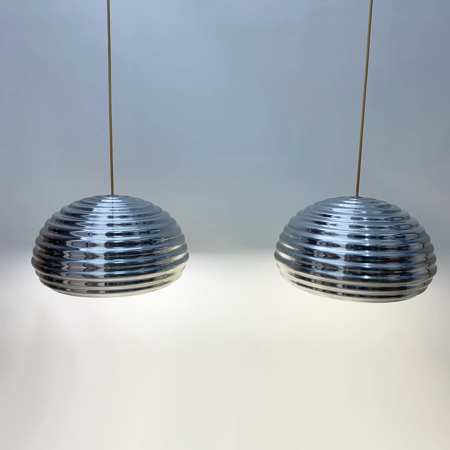 Achille & Piergiacomo Castiglioni <br>per Flos, Coppia di lampade a sospensione mod. Splugen Brau - immagine 2