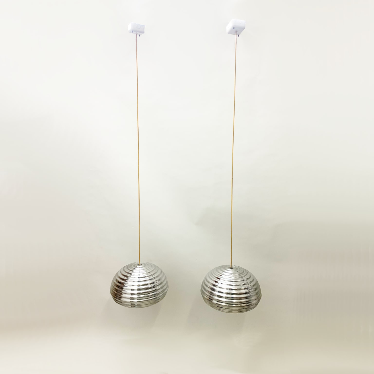 Achille & Piergiacomo Castiglioni <br>per Flos, Coppia di lampade a sospensione mod. Splugen Brau - immagine 3
