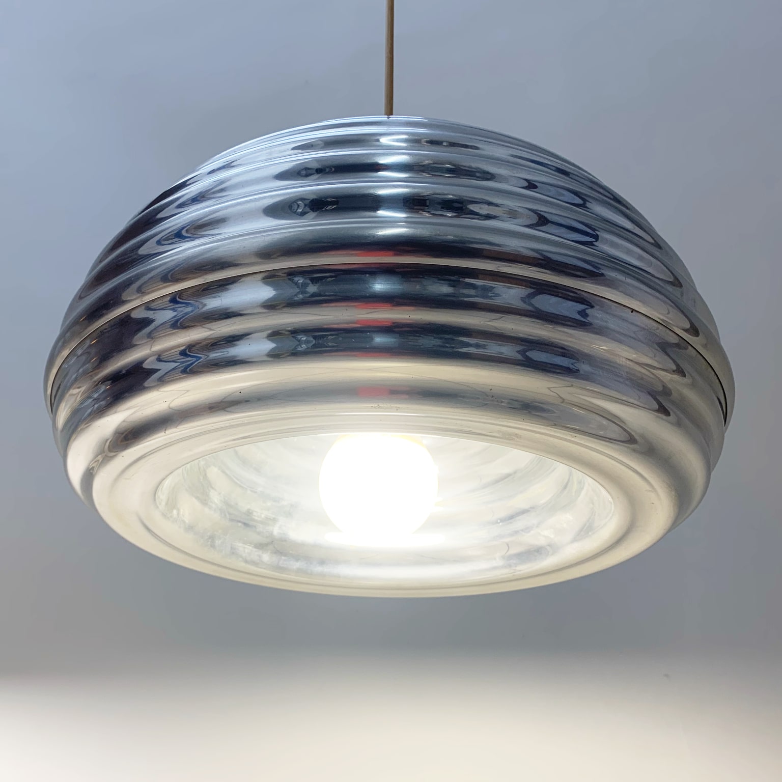 Achille & Piergiacomo Castiglioni <br>per Flos, Coppia di lampade a sospensione mod. Splugen Brau - immagine 4