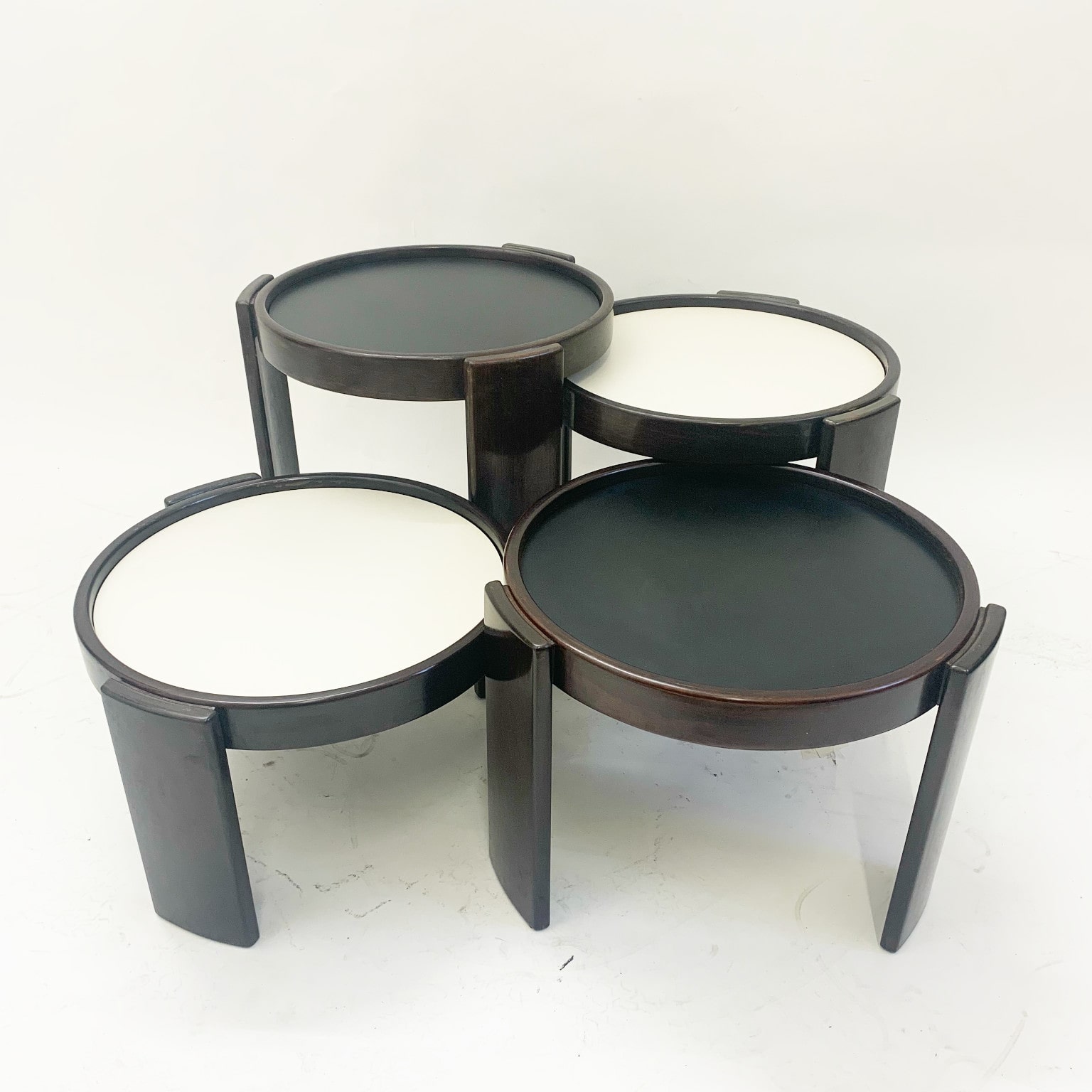 Gianfranco Frattini per Cassina <br> Set di 4 tavolini ad incastro mod. 780