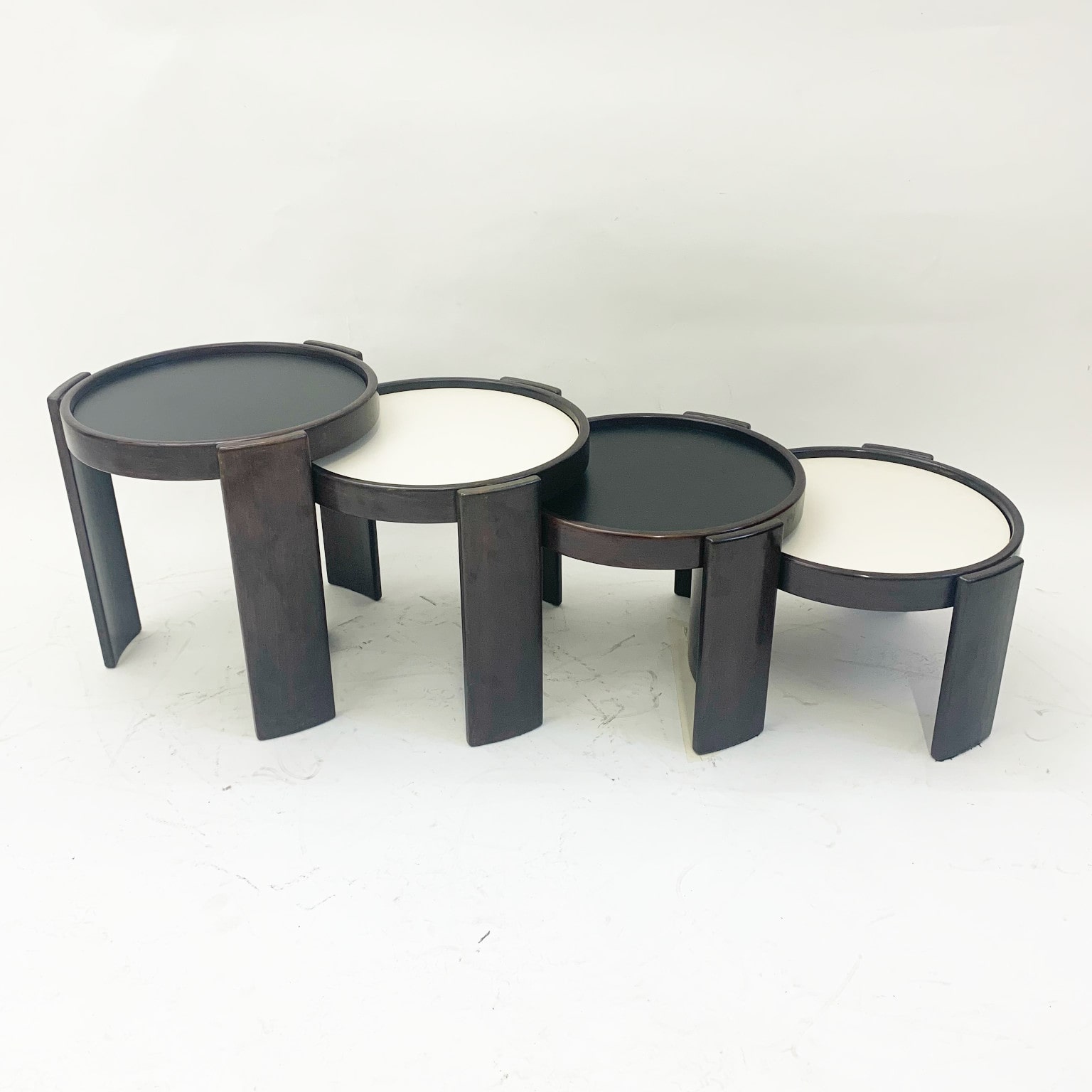 Gianfranco Frattini per Cassina <br> Set di 4 tavolini ad incastro mod. 780 - immagine 3