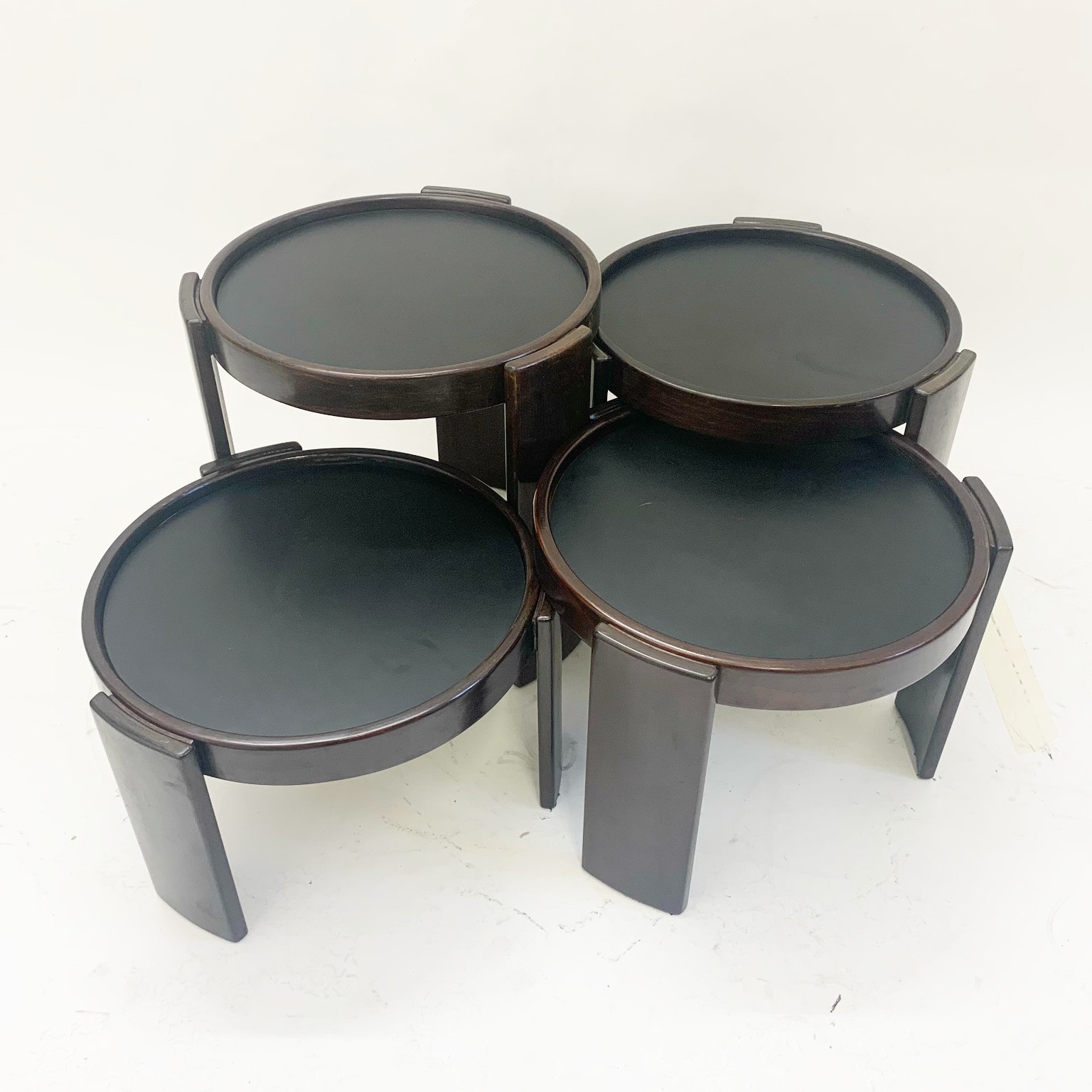 Gianfranco Frattini per Cassina <br> Set di 4 tavolini ad incastro mod. 780 - immagine 4