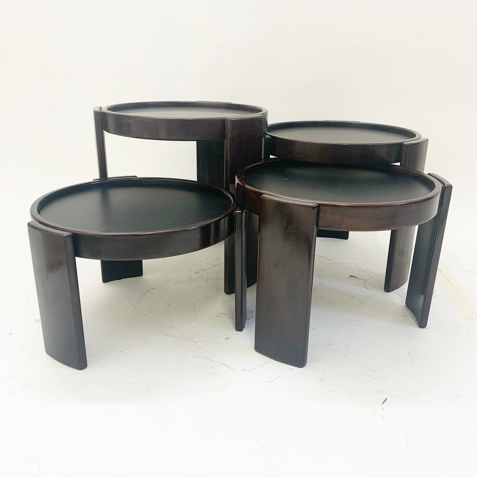 Gianfranco Frattini per Cassina <br> Set di 4 tavolini ad incastro mod. 780 - immagine 5