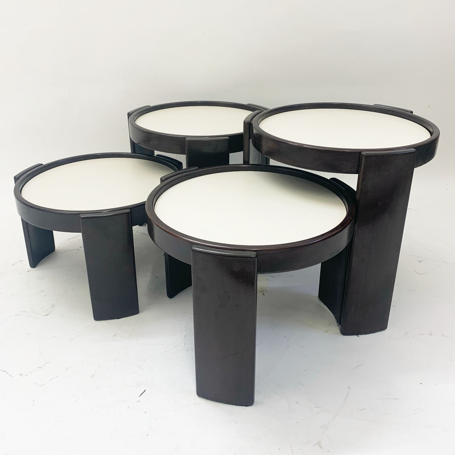 Gianfranco Frattini per Cassina <br> Set di 4 tavolini ad incastro mod. 780 - immagine 7