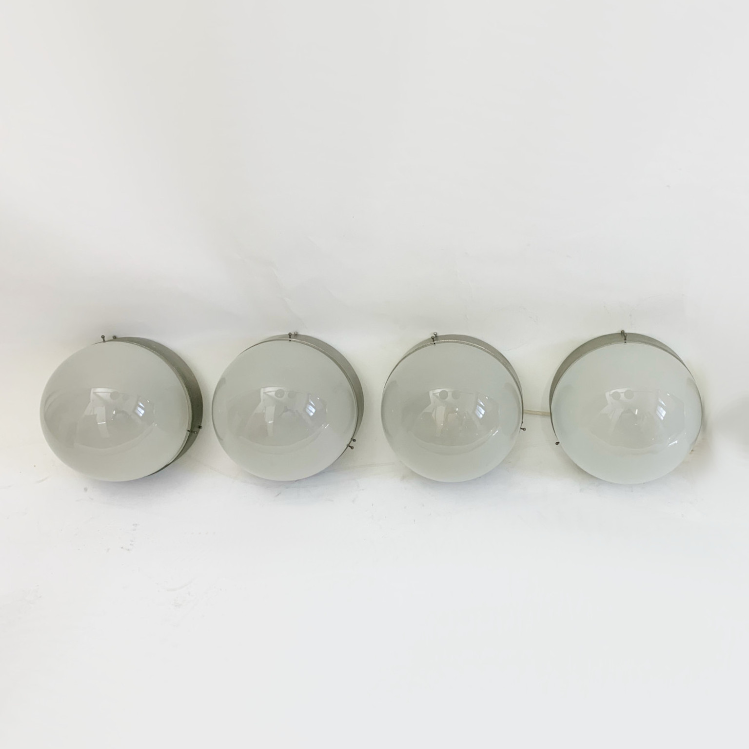 Sergio Mazza per Artemide<br> Gruppo di 4 plafoniere / lampade da muro mod. Clio anni 60
