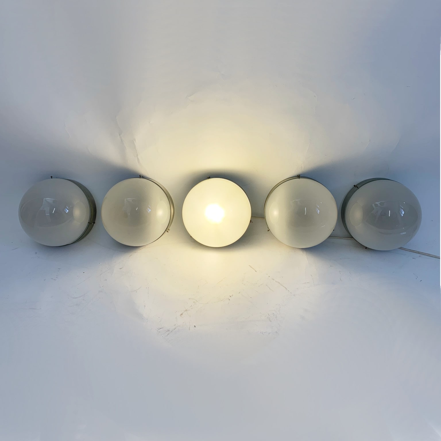 Sergio Mazza per Artemide<br> Gruppo di 4 plafoniere / lampade da muro mod. Clio anni 60 - immagine 2