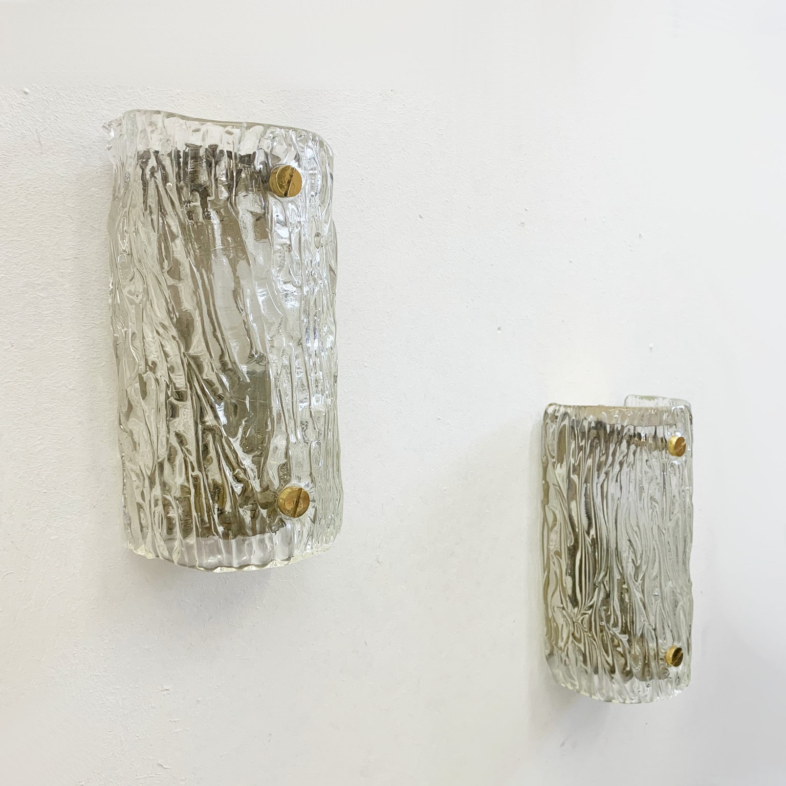 Coppia di applique anni 70 con diffusori in vetro di Murano a corteccia - immagine 2