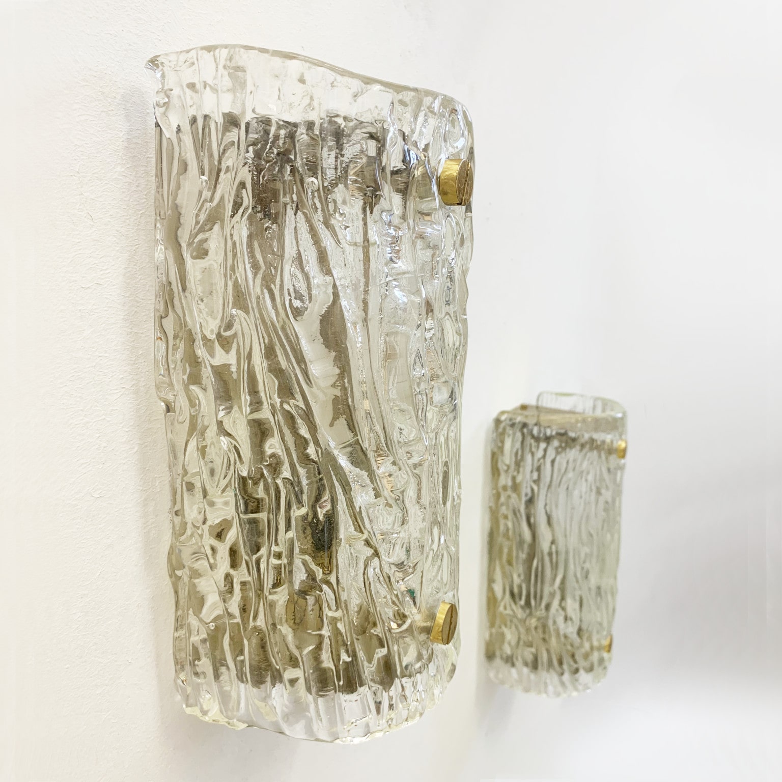Coppia di applique anni 70 con diffusori in vetro di Murano a corteccia - immagine 3