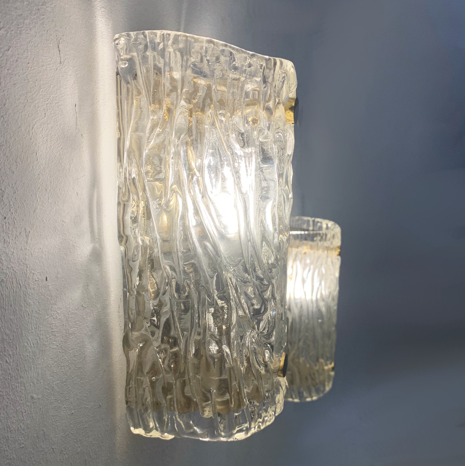 Coppia di applique anni 70 con diffusori in vetro di Murano a corteccia - immagine 4