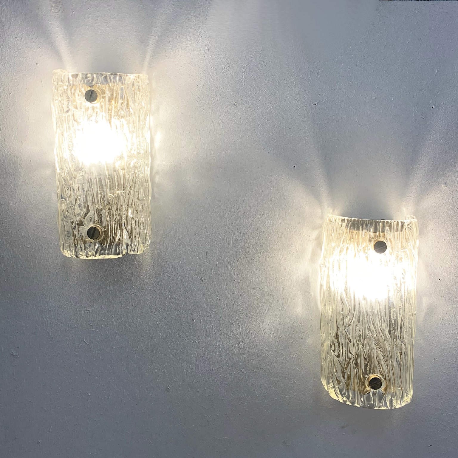 Coppia di applique anni 70 con diffusori in vetro di Murano a corteccia - immagine 5