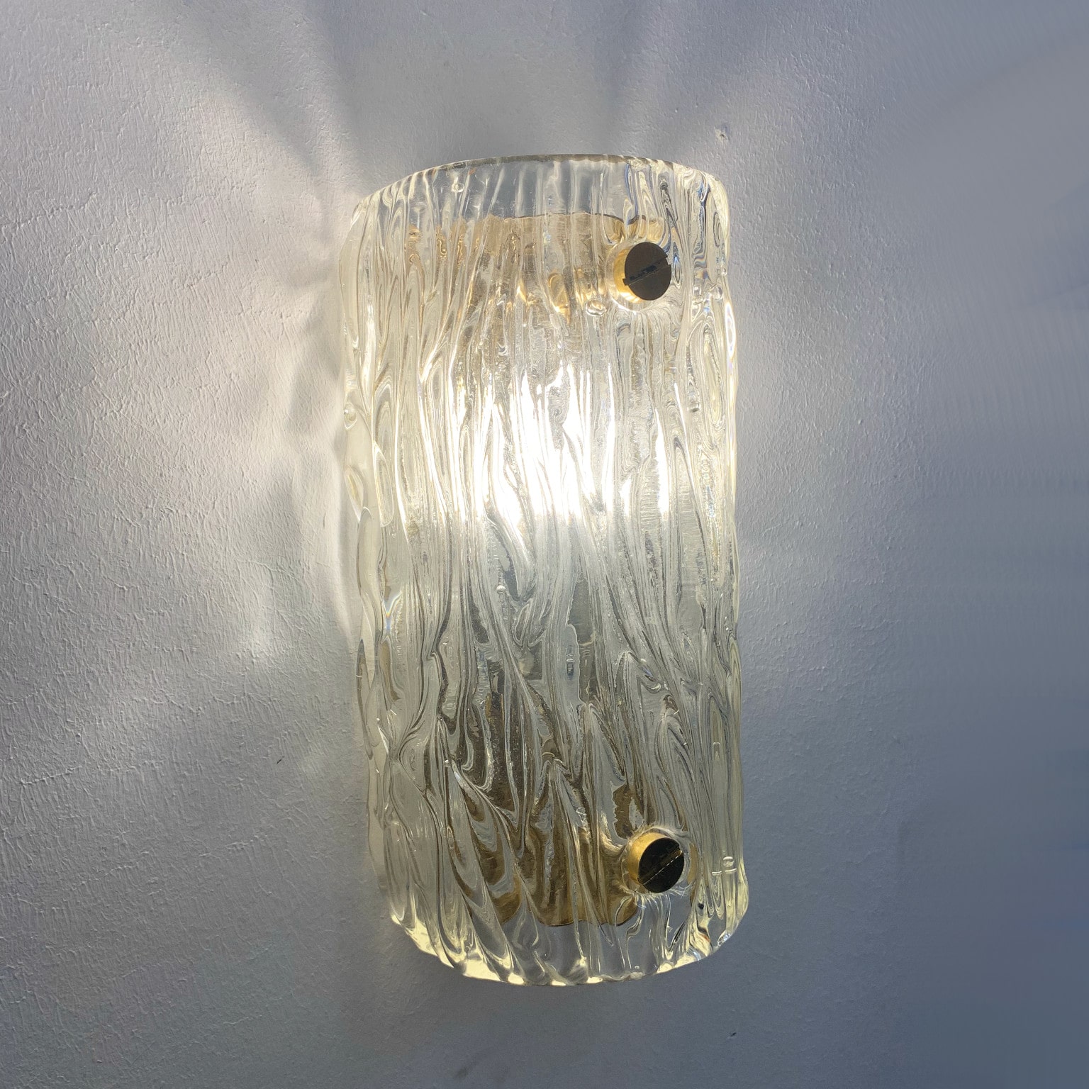 Coppia di applique anni 70 con diffusori in vetro di Murano a corteccia - immagine 6