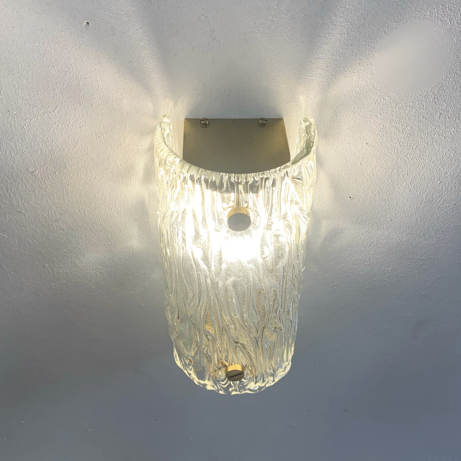 Coppia di applique anni 70 con diffusori in vetro di Murano a corteccia - immagine 7