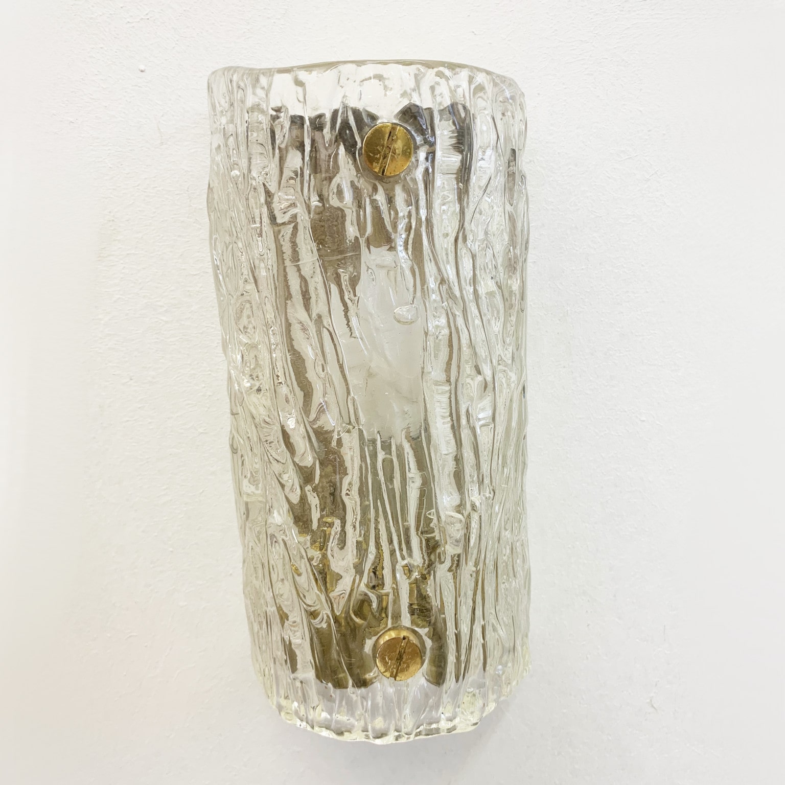 Coppia di applique anni 70 con diffusori in vetro di Murano a corteccia - immagine 8