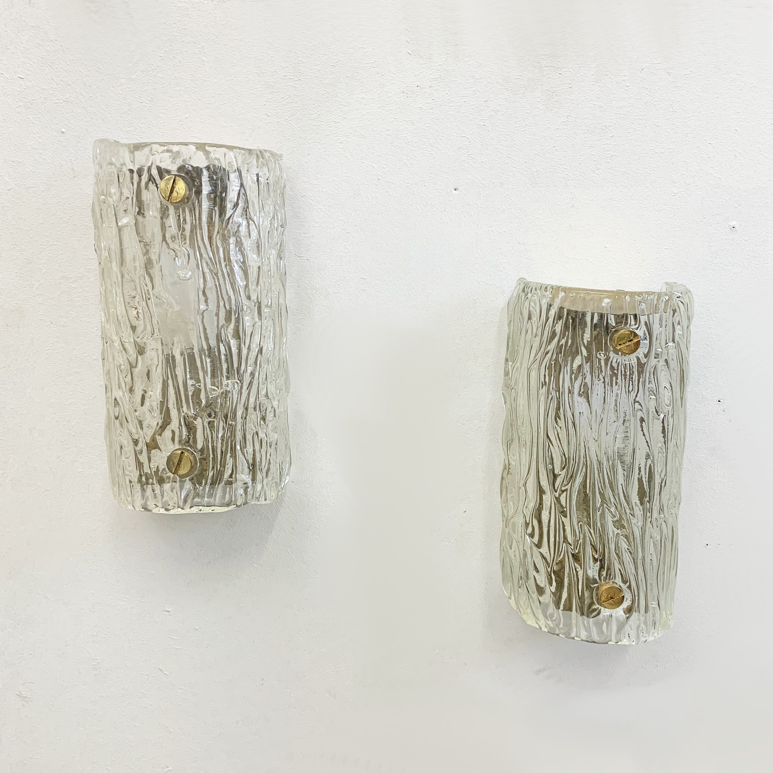 Coppia di applique anni 70 con diffusori in vetro di Murano a corteccia