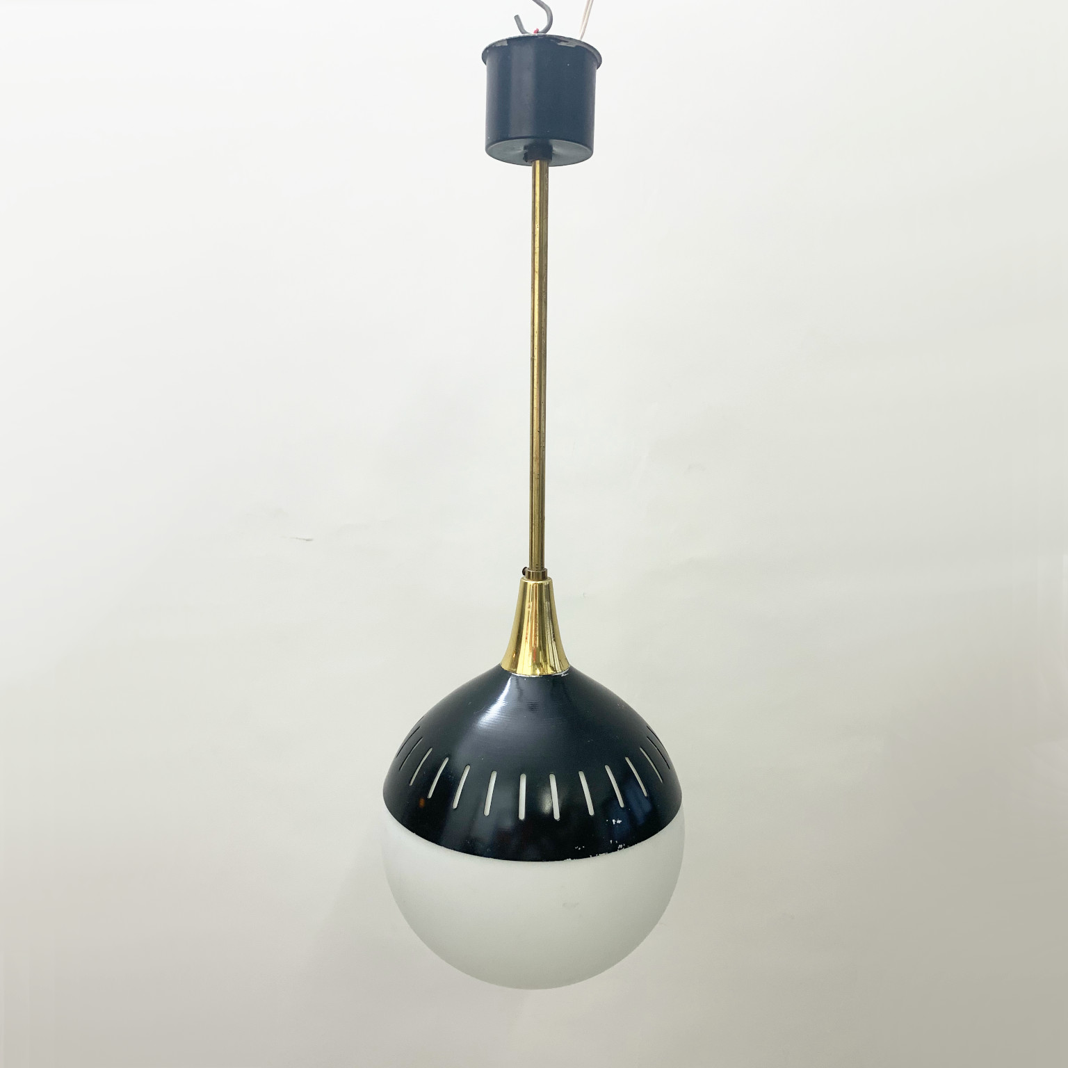 Lampada a sospensione a sfera attr. Stilnovo anni 50 - immagine 2