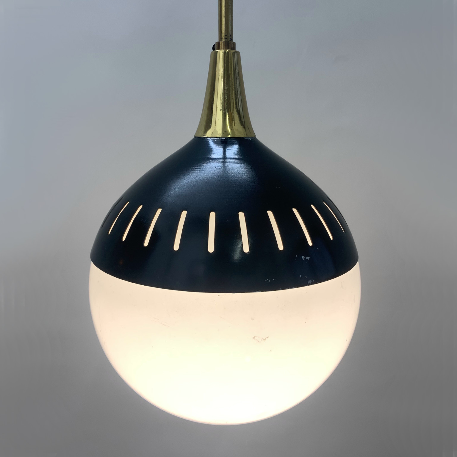 Lampada a sospensione a sfera attr. Stilnovo anni 50 - immagine 3