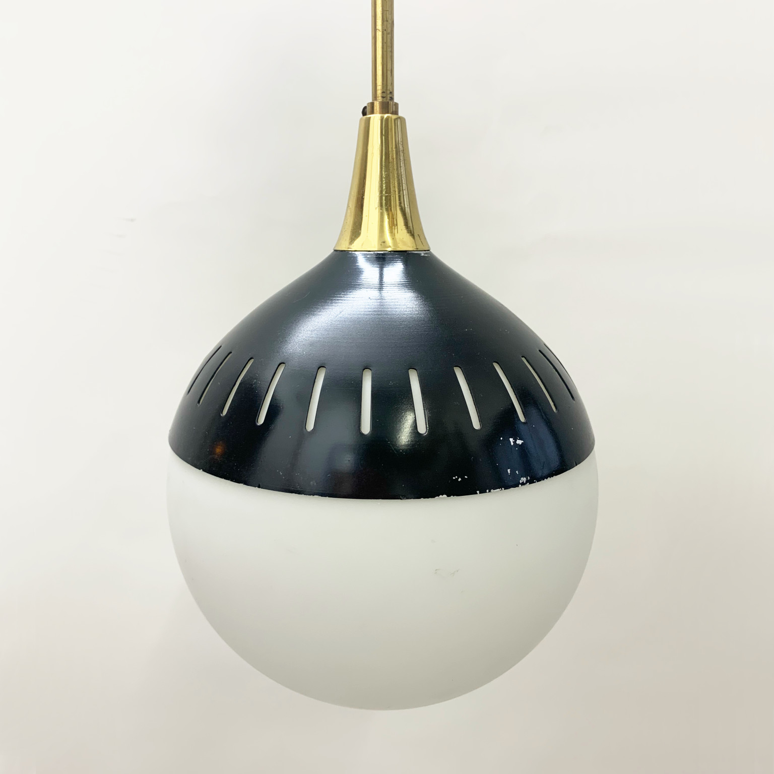 Lampada a sospensione a sfera attr. Stilnovo anni 50 - immagine 4