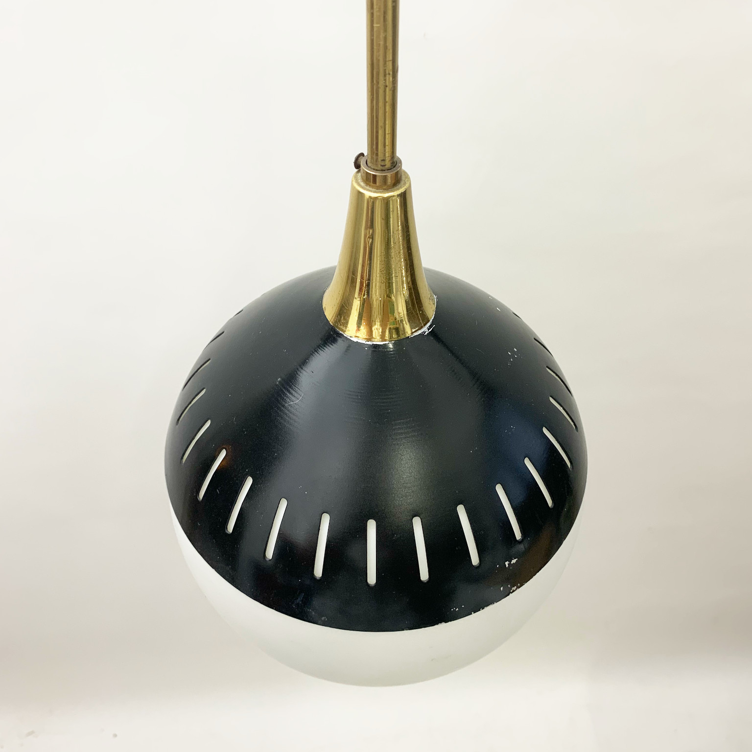 Lampada a sospensione a sfera attr. Stilnovo anni 50 - immagine 5