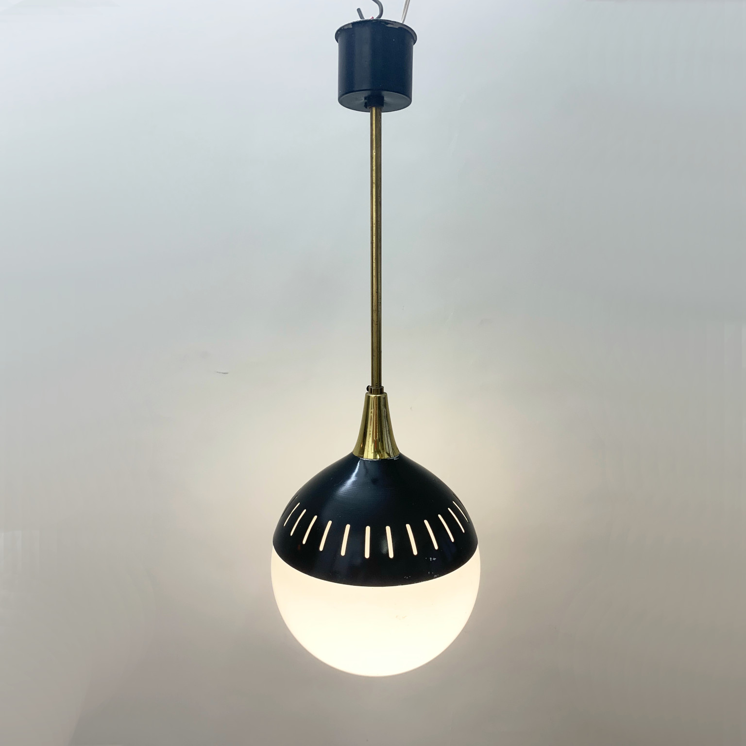 Lampada a sospensione a sfera attr. Stilnovo anni 50 - immagine 6
