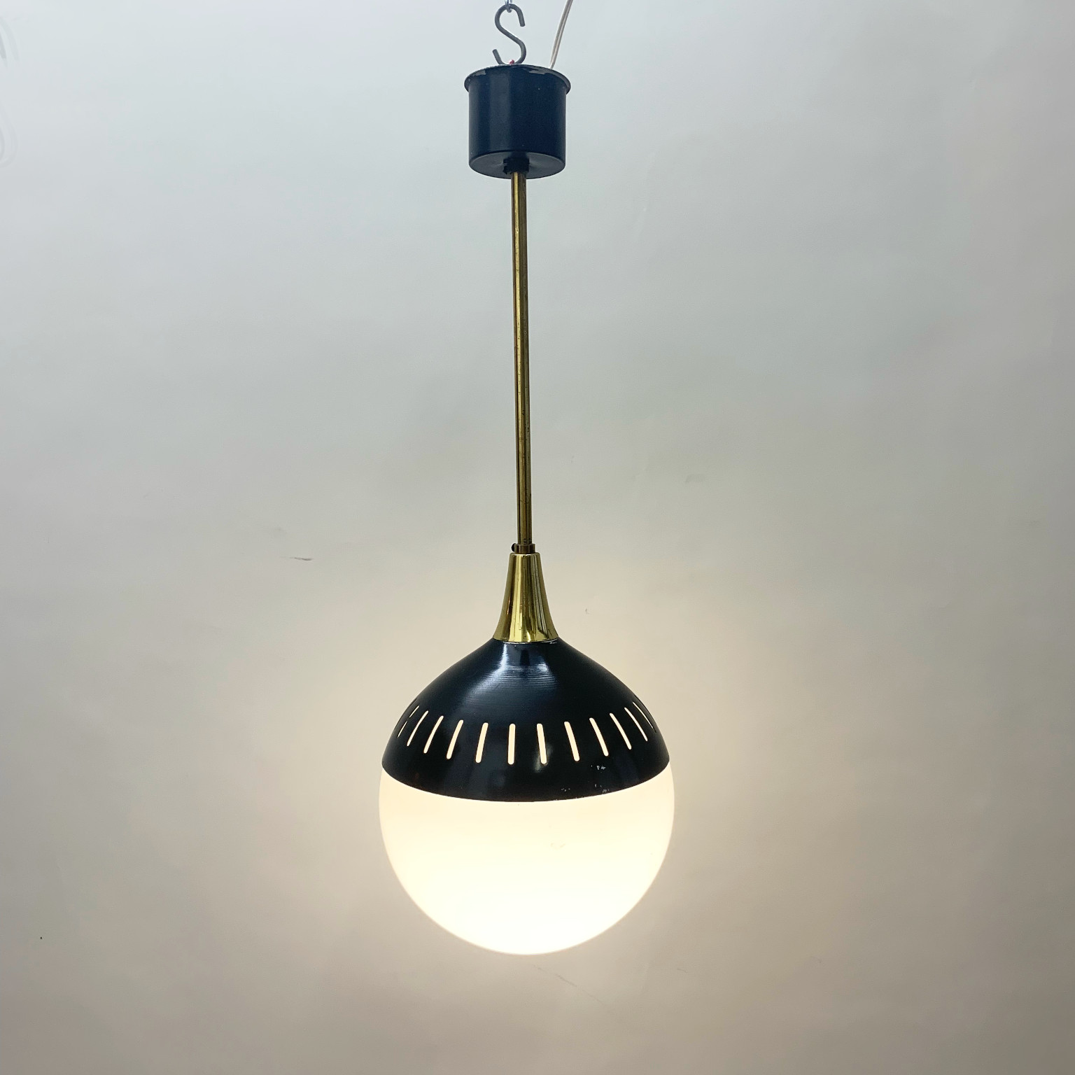 Lampada a sospensione a sfera attr. Stilnovo anni 50