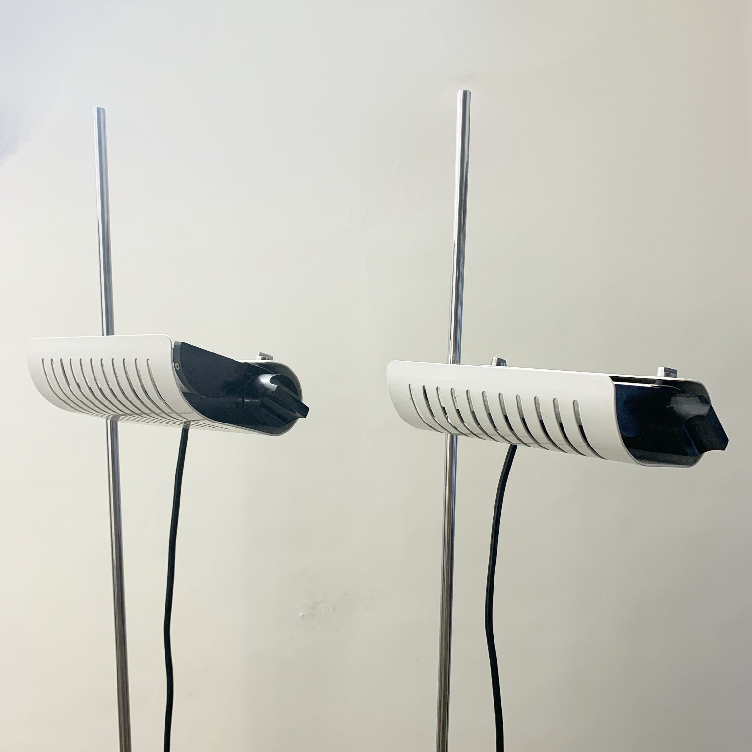 Joe Colombo per Oluce <br> Coppia di lampade da terra mod. Colombo 626 - immagine 3
