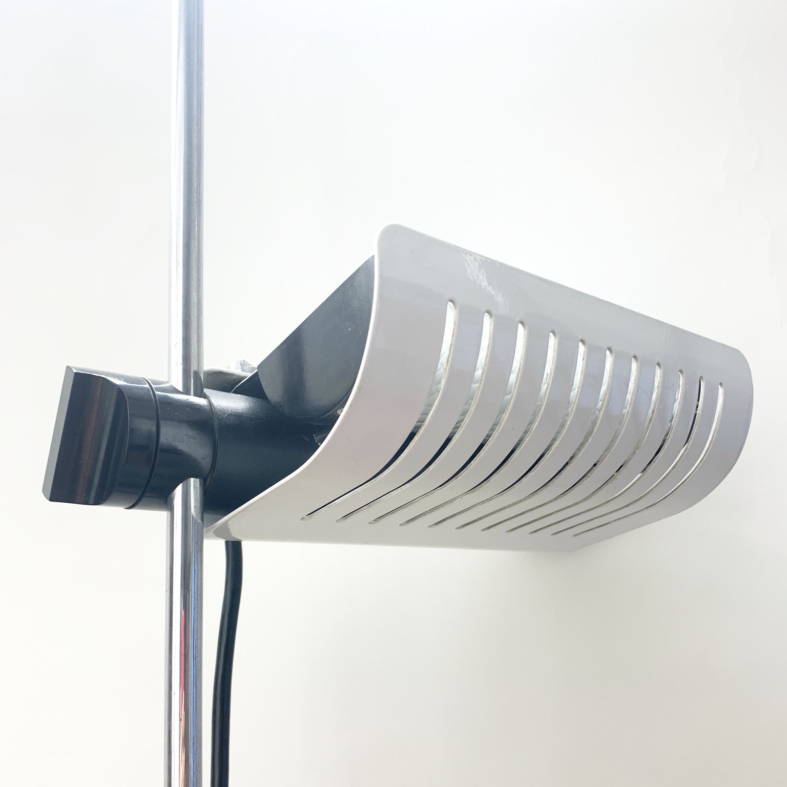 Joe Colombo per Oluce <br> Coppia di lampade da terra mod. Colombo 626 - immagine 4