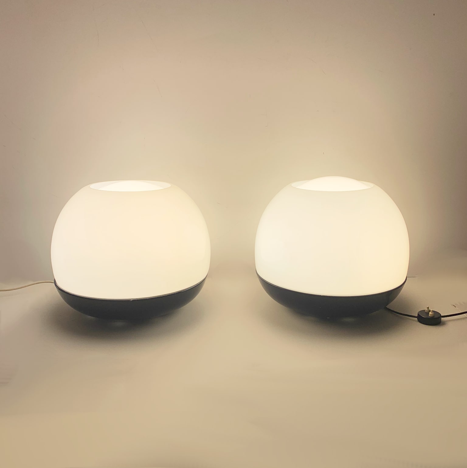 Leonardo Ferrari & Massimo Mazzucchelli per Artemide <br> Coppia di lampade da appoggio mod. Platea anni 70 - immagine 2