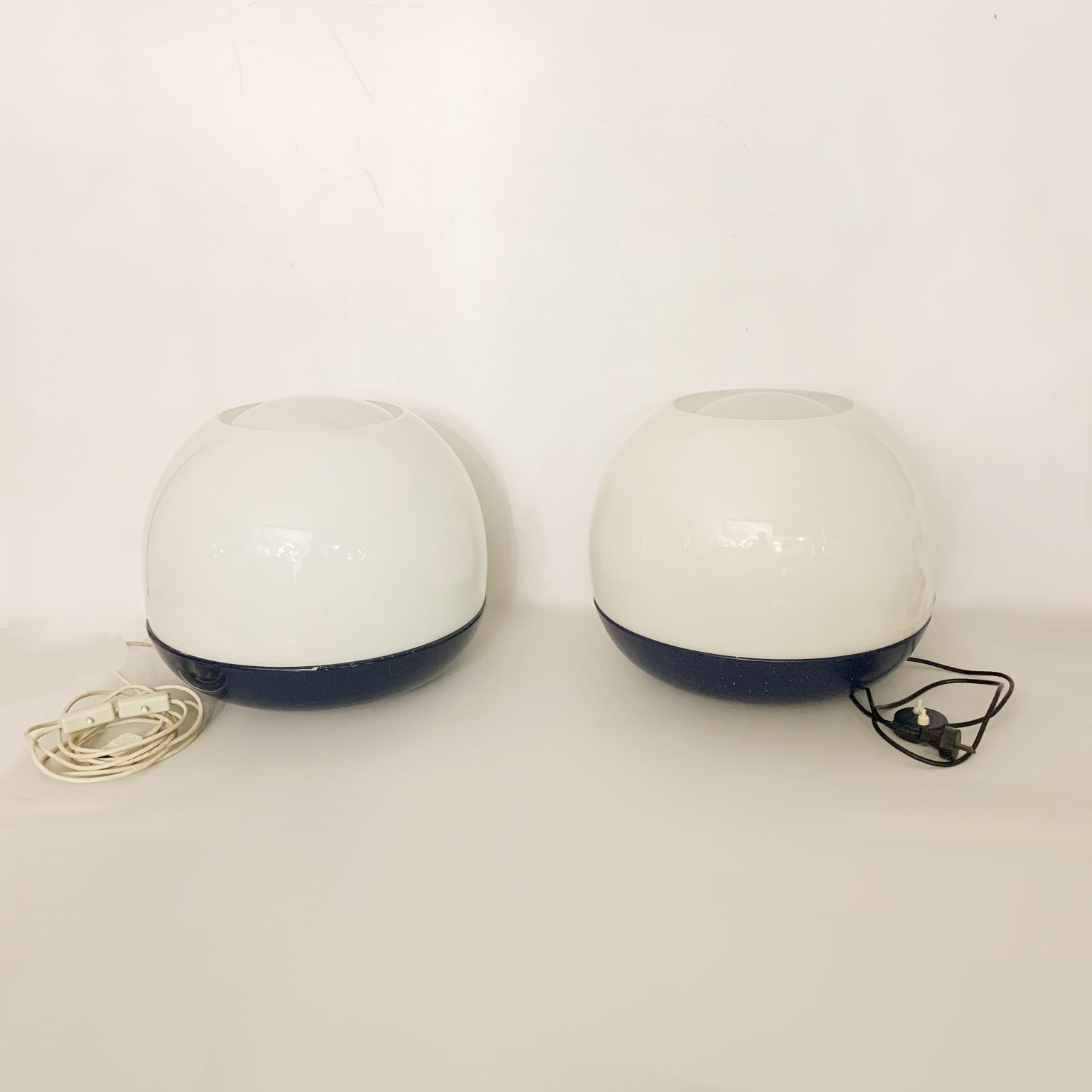 Leonardo Ferrari & Massimo Mazzucchelli per Artemide <br> Coppia di lampade da appoggio mod. Platea anni 70 - immagine 4