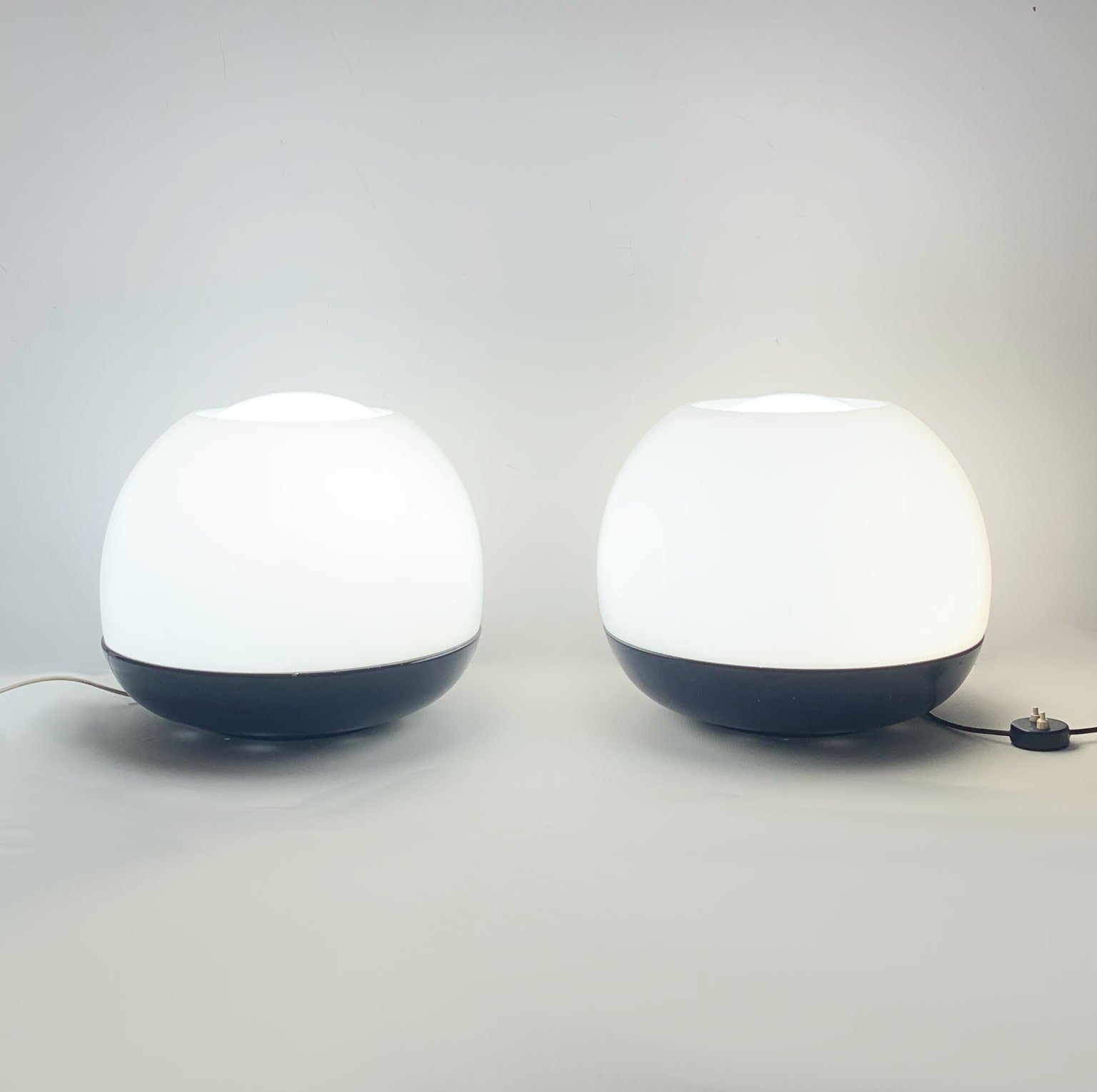 Leonardo Ferrari & Massimo Mazzucchelli per Artemide <br> Coppia di lampade da appoggio mod. Platea anni 70