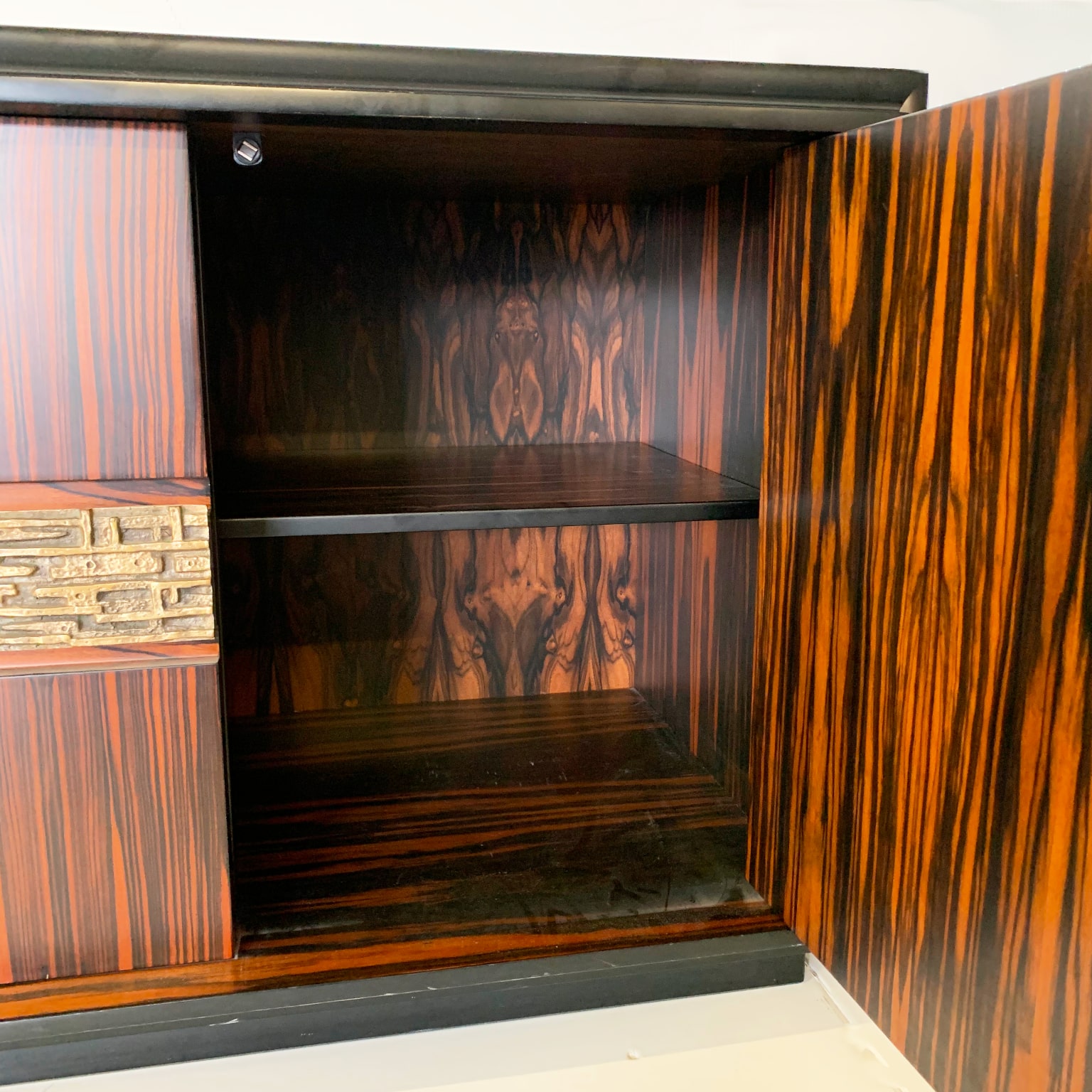 Luciano Frigerio <br> Sideboard mod. Desiree in ebano Macassar anni 70 - immagine 10