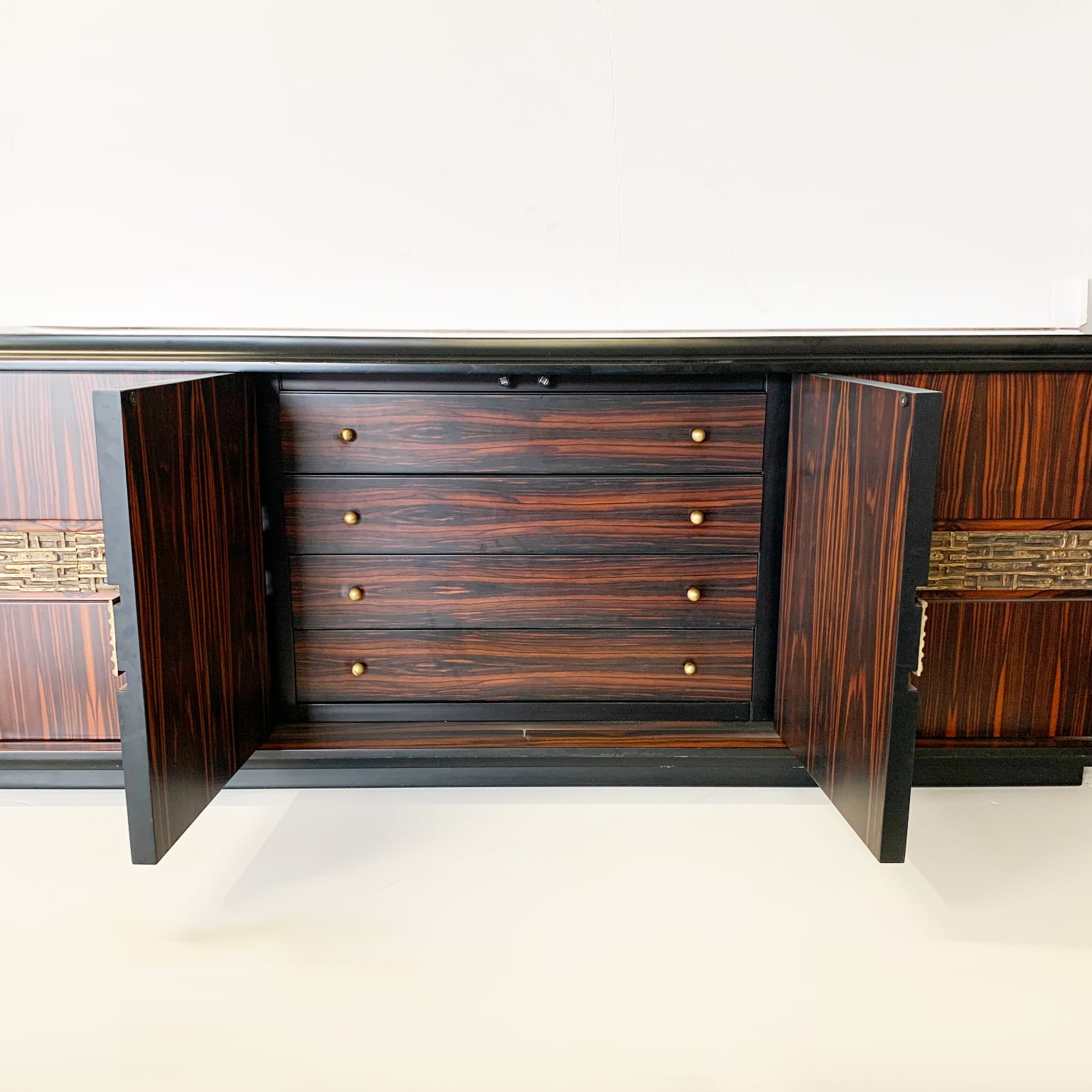 Luciano Frigerio <br> Sideboard mod. Desiree in ebano Macassar anni 70 - immagine 5