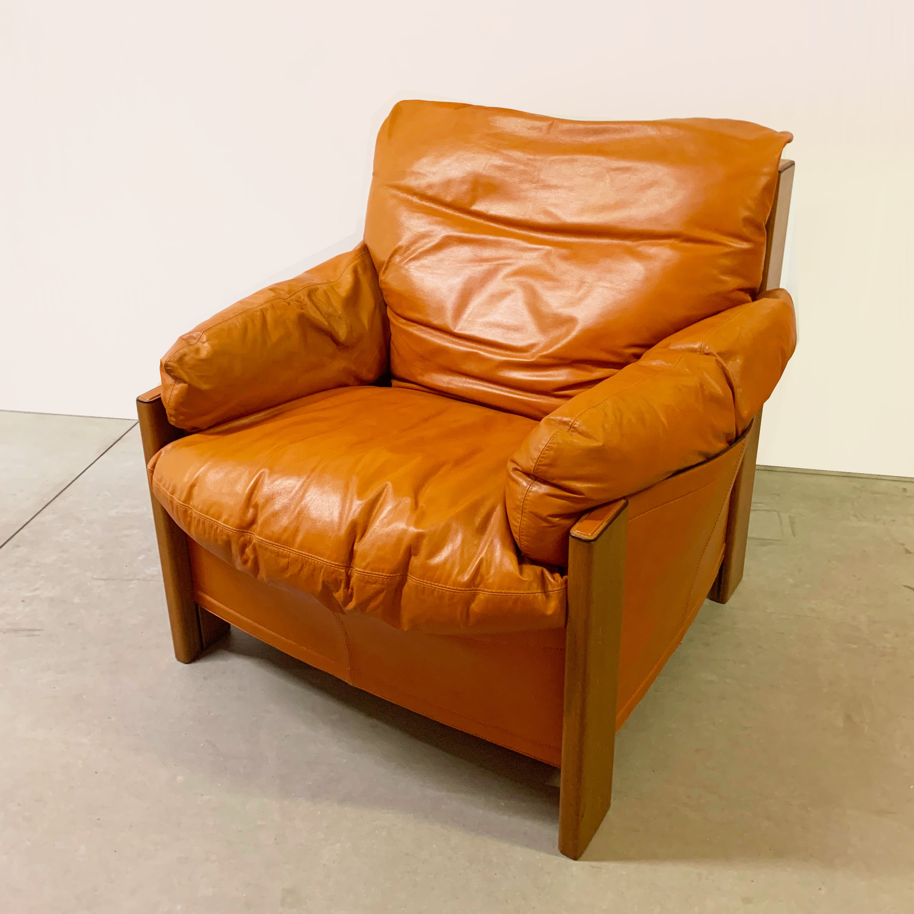 Afra e Tobia Scarpa per Maxalto <br> Poltrona in pelle della serie Artona, 1975 - immagine 2