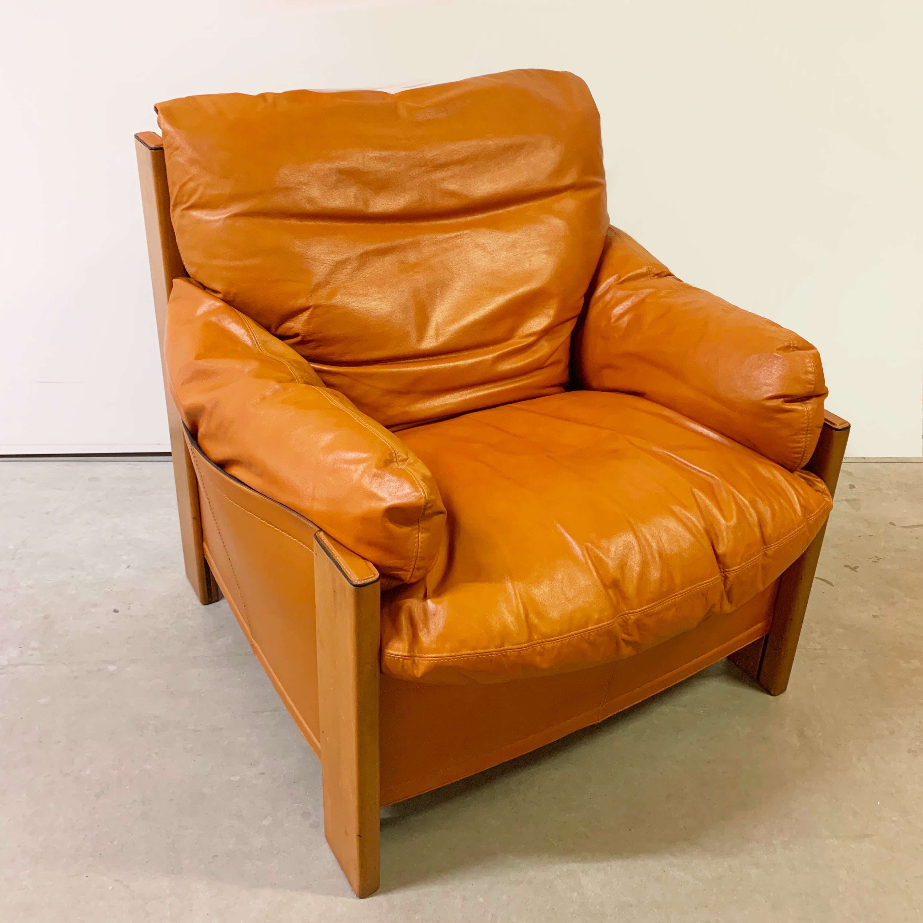 Afra e Tobia Scarpa per Maxalto <br> Poltrona in pelle della serie Artona, 1975